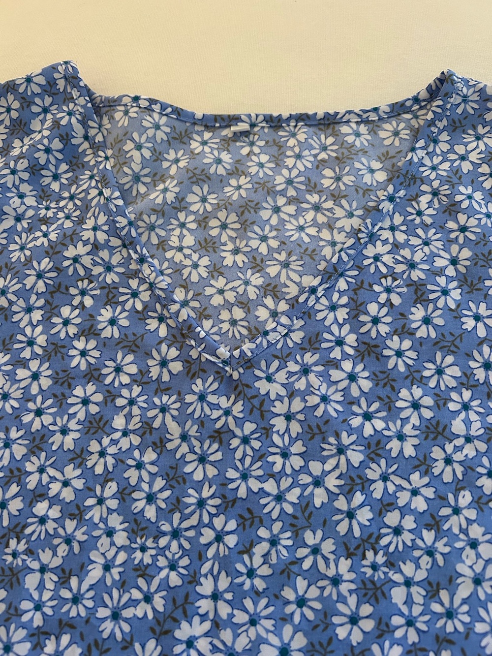 HUGE BUNDLE SALE! Blue Floral V-Neck Women's Top MEDIUM - Picture 3 of 6